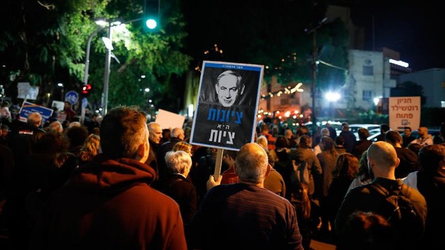 Benjámin Netanjahu miniszterelnök távozását követelte a tízezres tömeg 2017. 12. 10.