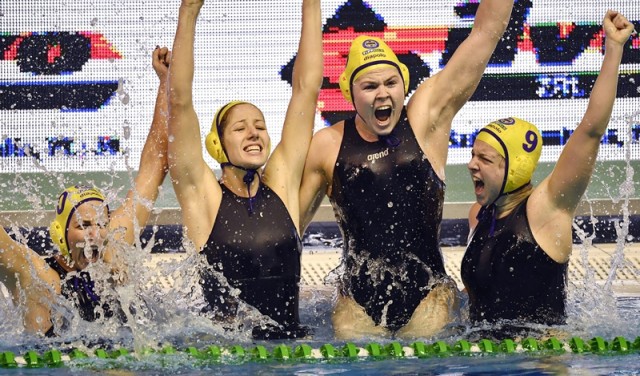 Tóth-Csabai Dóra, Szűcs Gabriella, Vivian Sevenich és Tóth Ildikó, UVSE játékosai (b-j) a győztes gólt ünneplik a női vízilabda Magyar Kupa döntőjében játszott Dunaújvárosi Egyetem - UVSE mérkőzésen a Komjádi Béla Sportuszodában 2017. december 10-én. Az UVSE 14-12-re győzött, ezzel ismét megvédte címét, így negyedszer szerezte meg a kupát. MTI Fotó: Illyés Tibor