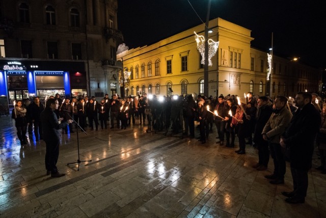 Azbej Tristan, az üldözött keresztények megsegítéséért felelős helyettes államtitkár beszédet mond a Fidelitas az üldözött keresztényekért tartott fáklyás megemlékezésén a budapesti Egyetem téren 2017. december 15-én. MTI Fotó: Mónus Márton
