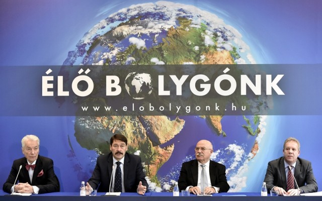 Áder János köztársasági elnök, a Kék Bolygó Klímavédelmi Alapítvány (b2) alapítója és Martonyi János volt külügyminiszter, a kuratórium elnöke (j2), valamint Vizi E. Szilveszter, a Magyar Tudományos Akadémia korábbi elnöke (b) és Szűcs Gábor klímavédelmi szakértő (j), kuratóriumi tagok a Kék Bolygó Klímavédelmi Alapítványról és a megújult Élő bolygónk honlapról tartott sajtótájékoztatón a zugligeti Lóvasút Kulturális és Rendezvényközpontban 2017. december 16-án. MTI Fotó: Máthé Zoltán