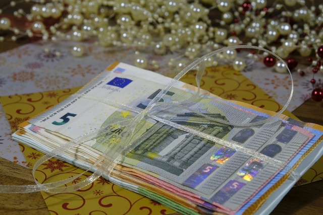 Az egy főre jutó, 150 ezer forintot meghaladó értékű ajándék már illetékköteles
