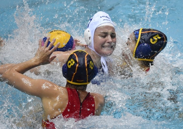 Parkes Rebecca (k), mellette a spanyol Matilde Ortiz Reyes (j) és Pilar Pena Carrasco (b) a női vízilabda világliga európai selejtezőjében, a Magyarország - Spanyolország mérkőzésen a Hajós Alfréd Nemzeti Sportuszodában 2017. december 19-én. MTI Fotó: Illyés Tibor