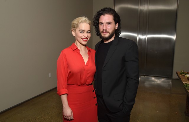Emilia Clarke és Kit Harington
