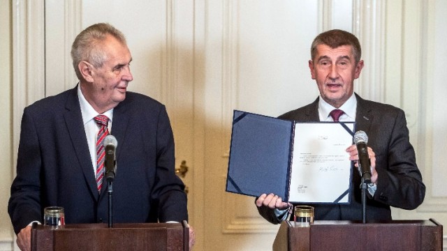 Andrej Babis, a cseh képviselőházi választáson győztes ANO mozgalom elnöke (j) és Milos Zeman cseh államfő (Fotó: MTI/EPA/Martin Divisek)
