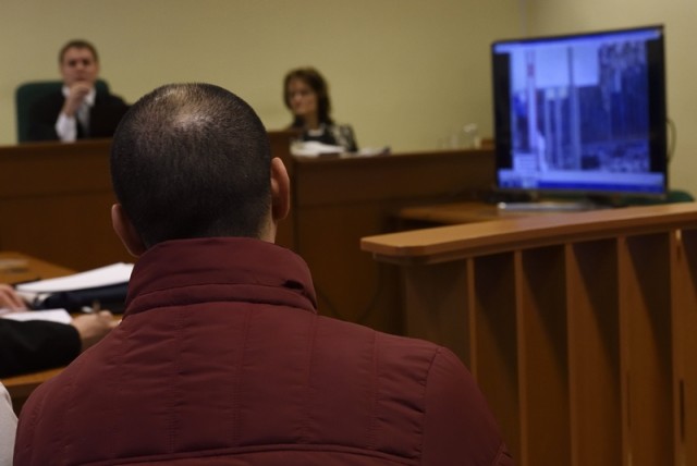 Kóbor Jenő tanácsvezető bíró (b) kérdezi Ahmed H. Cipruson élő szír férfit (k) az ellene zajló megismételt elsőfokú eljárás tárgyalásán a Szegedi Törvényszéken 2018. január 12-én. A férfit tömegzavargás résztvevőjeként elkövetett határzár tiltott átlépése és állami szerv kényszerítése céljából személy elleni erőszakos bűncselekmény elkövetésével megvalósított terrorcselekmény bűntettével vádolják. MTI Fotó: Kelemen Zoltán Gergely