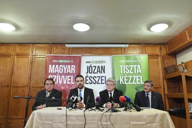 Vona Gábor, a Jobbik elnöke (b2) és a párt fővárosi jelöltjei a párt budapesti sajtótájékoztatóján 2018. január 13-án. Az országgyűlési választáson Kovács Tamás volt kardvívót a 4-es (b), Gyenes Géza, a párt egészségpolitikusa a 12-es (j2) és Bardócz-Tódor András fizikatanár a 2-es választókerületben indul. MTI Fotó: Koszticsák Szilárd