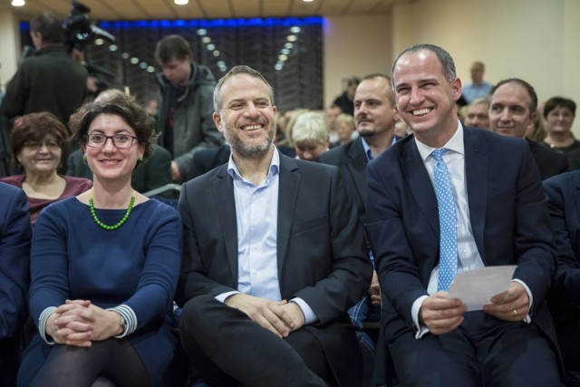 Juhász Péter, az Együtt elnöke (k), Szigetvári Viktor választmányi elnök (j) és Hajdu Nóra alelnök a párt budapesti küldöttgyűlésén 2018. január 13-án. A küldöttgyűlésen Szigetvári Viktort miniszterelnök-jelöltnek választották, az országos politikai tanács döntése értelmében Juhász Péter a párt listavezetője. MTI Fotó: Mohai Balázs
