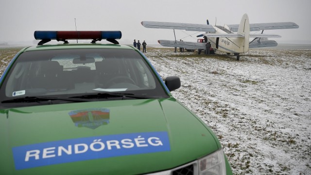 Illegális bevándorlás - Kisrepülővel jutottak át bevándorlók a magyar határon