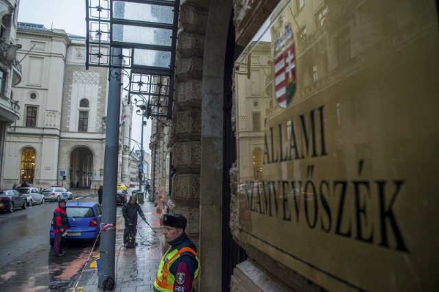 Több százezer forint kárt okozott a Közös Ország Mozgalom az ÁSZ székházában