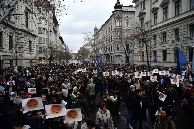 A Demonstrálj az oktatásért címmel a közösségi médiában meghirdetett tüntetés az Alkotmány utcában a Kossuth térnél 2018. január 19-én. MTI Fotó: Szigetváry Zsolt
