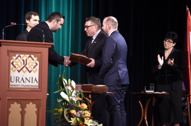 Ifj. Lomnici Zoltán, a Civil Összefogás Közhasznú Alapítvány (CÖKA) szóvivője (b2) átadja a Szellemi honvédelemért díjat Ryszard Kapuscinskinek, a Gazeta Polska klubok képviselőjének (k) a Civil Együttműködési Tanácskozás (CET) találkozóján Budapesten az Uránia Nemzeti Filmszínházban 2018. január 19-én. MTI Fotó: Bruzák Noémi