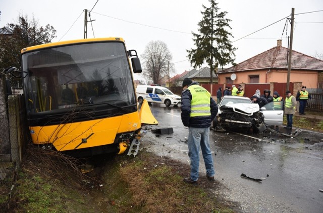 Menetrend szerint közlekedő autóbusszal ütközött egy személyautó szombat reggel Nagykálló belterületén 2018. 02. 03.