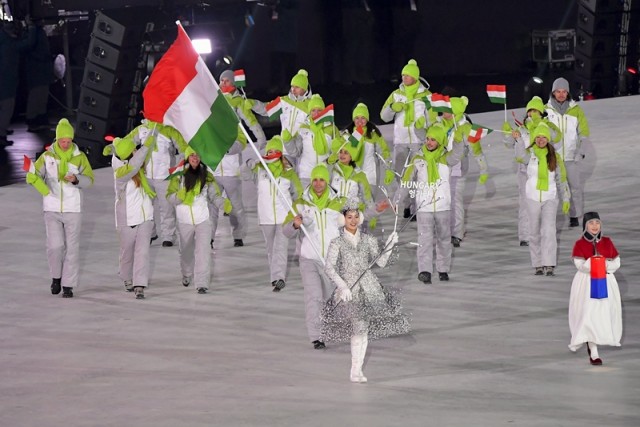 A magyar csapat bevonul a phjongcshangi téli olimpia megnyitóján az olimpiai stadionban 2018. február 9-én. A nemzeti zászlót Nagy Konrád gyorskorcsolyázó, egyetemi világbajnok viszi. MTI Fotó: Czeglédi Zsolt