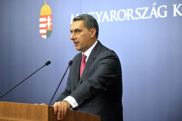 Lázár János, a Miniszterelnökséget vezető miniszter szokásos heti sajtótájékoztatóját tartja az Országházban 2017. október 26-án. MTI Fotó: Kovács Attila
