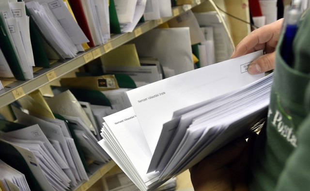 Az április 8-ai országgyűlési választás értesítőit szortírozzák a Magyar Posta Teréz körúti hivatalában 2018. február 12-én. MTI Fotó: Máthé Zoltán