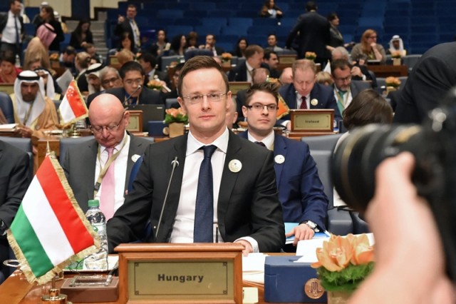 A Külgazdasági és Külügyminisztérium (KKM) által közreadott képen Szijjártó Péter külgazdasági és külügyminiszter az Iszlám Állam elleni koalíció tagországainak külügyminiszteri tanácskozásán Kuvaitban 2018. február 13-án. MTI Fotó: KKM