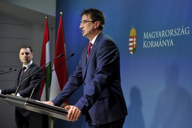 Tuzson Bence kormányzati kommunikációért felelős államtitkár (b) és Völner Pál, az Igazságügyi Minisztérium parlamenti államtitkára a