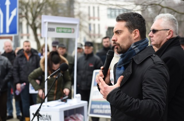 Vona Gábor, a Jobbik elnöke (j2) utcafórumot tart Hajdúszoboszlón 2018. február 15-én. Mellette Rigán István, a párt országgyűlési képviselőjelöltje. MTI Fotó: Balázs Attila
