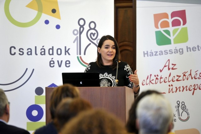 Novák Katalin, az Emberi Erőforrások Minisztériuma család és ifjúságügyért is felelős államtitkára, a rendezvény fővédnöke megnyitja a Három Királyfi, Három Királylány Mozgalom konferenciát, amelyet a házasság hetén a Családok éve 2018 programsorozat keretében rendeznek a Magyar Tudományos Akadémián 2018. február 15-én. MTI Fotó: Kovács Attila