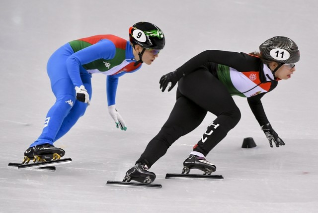 Az olasz Arianna Fontana (b) és Jászapáti Petra (j) a rövidpályás gyorskorcsolyaverseny női 1500 méteres táv döntőjében a phjongcshangi téli olimpián a Kangnung Jégcsarnokban 2018. február 17-én. Jászapáti Petra a hatodik lett. MTI Fotó: Czeglédi Zsolt