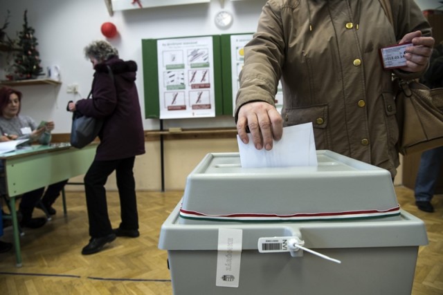 Egy nő leadja szavazatát az erzsébetvárosi bulinegyedben található vendéglátóhelyek éjfél és reggel 6 óra közötti nyitvatartásáról szóló helyi népszavazáson a Madách Imre Gimnáziumban 2018. február 18-án. MTI Fotó: Szigetváry Zsolt