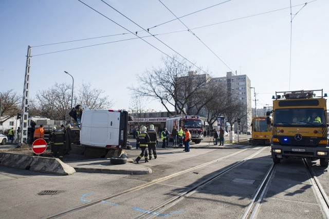 Villamossal ütközött egy kisteherautó a fővárosban