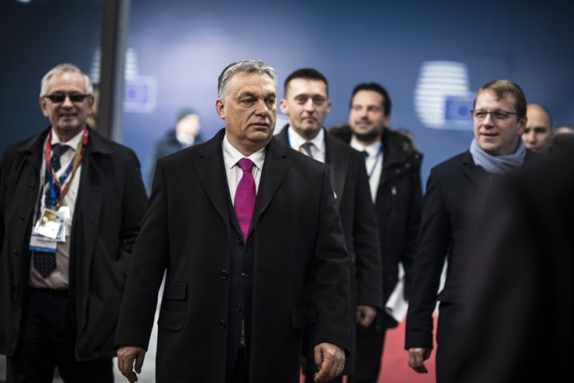 A Miniszterelnöki Sajtóiroda által közreadott képen Orbán Viktor miniszterelnök (b2) megérkezik a brüsszeli EU-csúcsra 2018. február 23-án. Balról Gottfried Péter, a kormányfő európai és külgazdasági főtanácsadója (b), Rogán Antal, a Miniszterelnöki Kabinetirodát vezető miniszter (k), Havasi Bertalan, a Miniszterelnöki Sajtóirodát vezető helyettes államtitkár (b4) és Várhelyi Olivér nagykövet, a brüsszeli Állandó Képviselet vezetője (j). MTI Fotó: Miniszterelnöki Sajtóiroda / Szecsődi Balázs