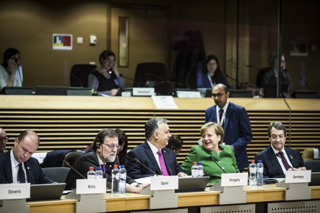 A Miniszterelnöki Sajtóiroda által közreadott képen Orbán Viktor miniszterelnök (k) beszélget Angela Merkel német kancellárral (j2) a brüsszeli EU-csúcs előtt 2018. február 23-án. Balról Joseph Muscat máltai (b) és Mariano Rajoy spanyol kormányfő (b2) és Nikosz Anasztasziadisz ciprusi elnök (j). MTI Fotó: Miniszterelnöki Sajtóiroda / Szecsődi Balázs