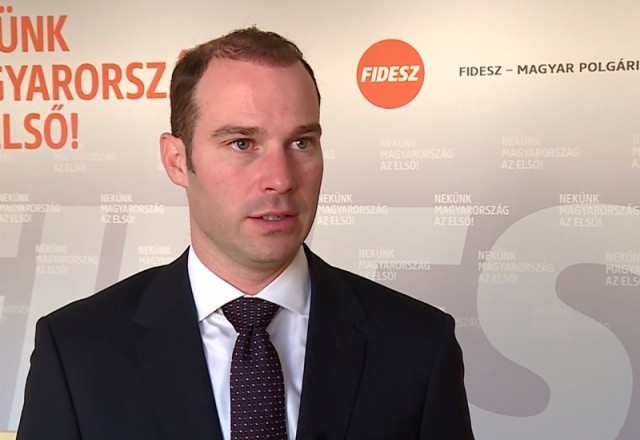Hollik: erős vagy zsarolható kormány megalakulása a tét