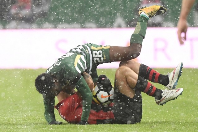 A ferencvárosi Joseph Paintsil és a kispesti Davide Lanzafame a labdarúgó OTP Bank Liga 20. fordulójában játszott Ferencváros - Budapest Honvéd mérkőzésen a fővárosi Groupama Arénában 2018. február 24-én. MTI Fotó: Kovács Tamás