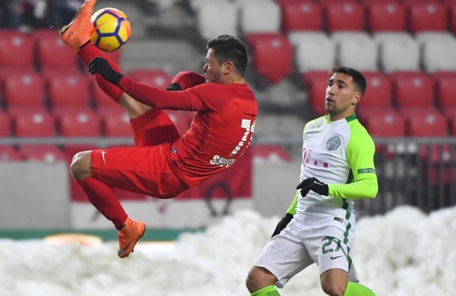 A diósgyőri Serhii Shestakov (b) és a ferencvárosi Fernando Gorriaran a labdarúgó OTP Bank Liga 21. fordulójában játszott Diósgyőri VTK - Ferencváros mérkőzésen a debreceni Nagyerdei Stadionban 2018. március 3-án. MTI Fotó: Czeglédi Zsolt