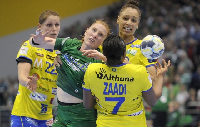 Xenia Smits (b), Beatrice Edwige (j) és Grace Zaadi Deuna (háttal), a Metz, valamint Mészáros Rea Réka (k), az FTC játékosa a női kézilabda Bajnokok Ligája középdöntőjének ötödik fordulójában játszott FTC-Rail Cargo Hungaria - Metz HB mérkőzésen Dabason 2018. március 3-án. MTI Fotó: Czagány Balázs