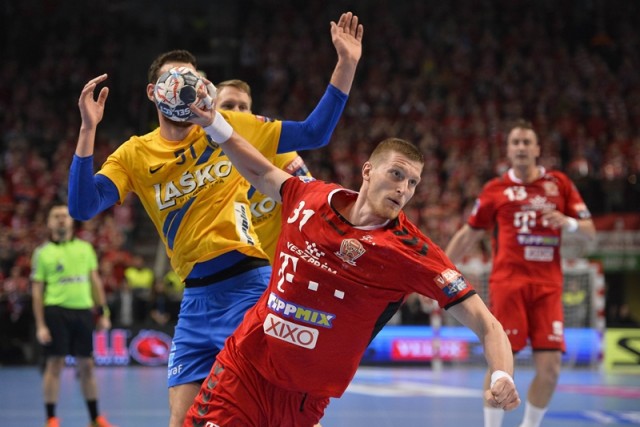 A veszprémi Blaz Blagotinsek (k) és a szlovén Borut Mackovsek (b) a férfi kézilabda Bajnokok Ligája tizennegyedik fordulójában játszott Telekom Veszprém - Celje Pivovarna Lasko mérkőzésen a Veszprém Arénában 2018. március 3-án. MTI Fotó: Bodnár Boglárka