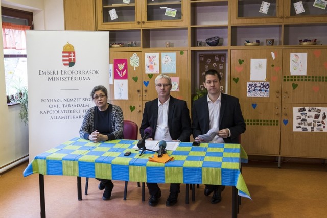 Gruiz Katalin, az Értelmi Fogyatékosok Fejlődését Szolgáló Magyar Down Alapítvány elnöke, Soltész Miklós, egyházi, nemzetiségi és civil társadalmi kapcsolatokért felelős államtitkár és Fülöp Attila egyházi, nemzetiségi és civil társadalmi kapcsolatokért felelős helyettes államtitkár (b-j) a jövedelamadó 1+1 százalékának felajánlásáról tartott sajtótájékoztatón Budapesten, az alapítvány átmeneti és napközi otthonában 2018. március 10-én. MTI Fotó: Mónus Márton