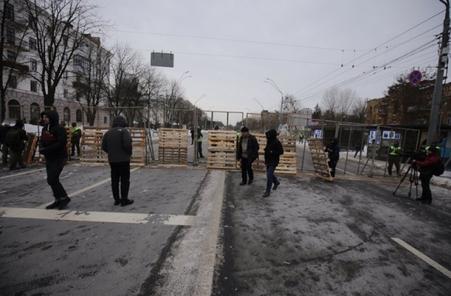 Kijevben, Lembergben tüntetnek az orosz képviselet előtt, Odesszában bombariadó volt