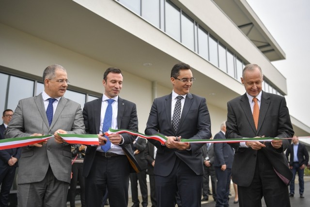 Bogsch Erik, a Richter Gedeon Nyrt. igazgatóságának elnöke (j), Orbán Gábor vezérigazgató (b2), Kósa Lajos, a megyei jogú városok fejlesztéséért felelős tárca nélküli miniszter, fideszes országgyűlési képviselő, képviselőjelölt (b) és Papp László (Fidesz-KDNP) polgármester a Richter debreceni új molekuláris biológiai laboratóriumának avatásán 2018. március 29-én. Az 1,7 milliárdos beruházás húsz új munkahelyet teremt. MTI Fotó: Czeglédi Zsolt