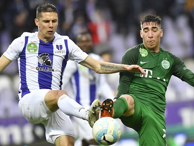 Az újpesti Balázs Benjámin (b) és ferencvárosi Fernando Gorriarán Fontes az OTP Bank Liga 24. fordulójában játszott Újpest FC - Ferencvárosi TC bajnoki labdarúgó-mérkőzésen a Szusza Ferenc Stadionban 2018. március 31-én. A végeredmény gól nélküli döntetlen. MTI Fotó: Illyés Tibor