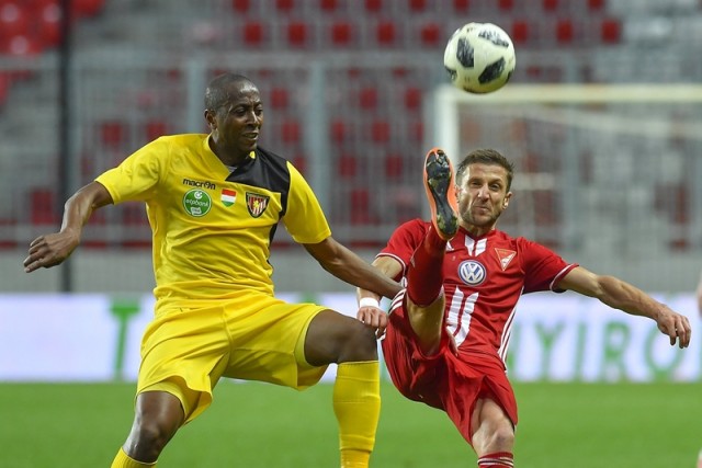 A kispesti Danilo Cirino de Oliveira (b) és a debreceni Aleksandar Jovanovic (j) a labdarúgó Magyar Kupa negyeddöntőjének visszavágó mérkőzésén, a Debreceni VSC - Budapest Honvéd összecsapáson a debreceni Nagyerdei Stadionban 2018. április 3-án. Debreceni VSC-Budapest Honvéd 3-1. MTI Fotó: Czeglédi Zsolt