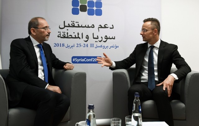 A Külgazdasági és Külügyminisztérium (KKM) által közreadott képen Szijjártó Péter külgazdasági és külügyminiszter (j) megbeszélést folytat Ajmán Szafadi jordániai külügyminiszterrel Brüsszelben, a Szíria-konferencia margóján 2018. április 25-én. Szijjártó Péter az ENSZ által Szíria megsegítésére szervezett brüsszeli donorkonferencián vesz részt. MTI Fotó: KKM
