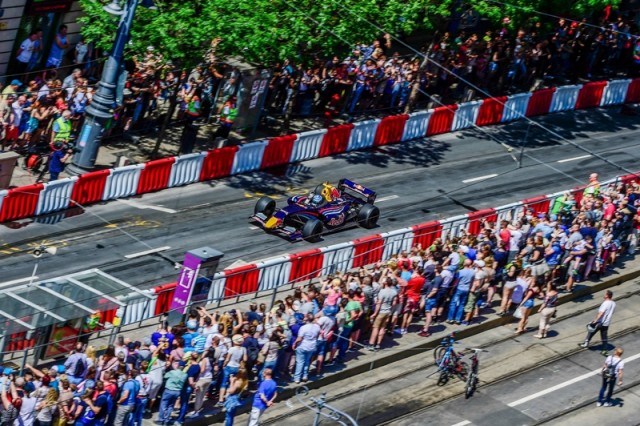 Baumgartner Zsolt volt Forma-1-es versenyző bemutatója egy Formula Renault WSR 3.5 versenyautóval a hatodik alkalommal megrendezett Nagy Futam versenyautós bemutatón a belvárosi Károly körúton 2018. május 1-jén. MTI Fotó: Balogh Zoltán