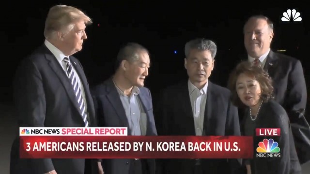 Hazatértek a korábban Észak-Koreában raboskodó amerikaiak