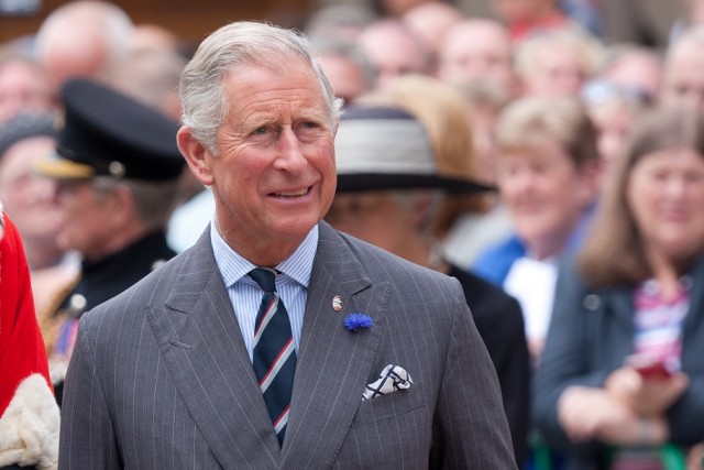 Károly herceg kíséri az oltárhoz Meghan Markle-t