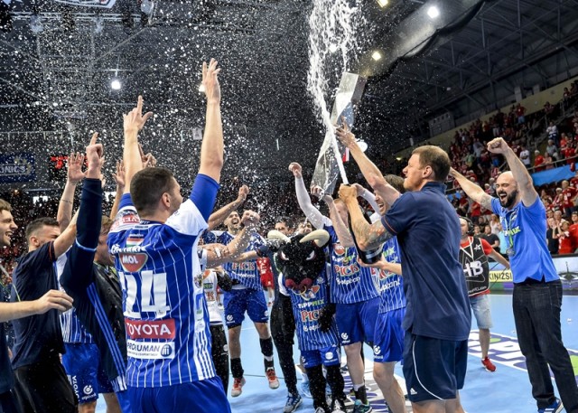 A bajnok Mol-Pick Szeged csapata ünnepel a férfi kézilabda NB I döntőjének visszavágó mérkőzése után a Telekom Veszprém otthonában, a Veszprém Arénában 2018. május 20-án. A szegedi csapat 29-26-ra kikapott a címvédő Telekom Veszprémtől, de összesítésben egyetlen góllal, 58-57-re jobbnak bizonyult riválisánál. MTI Fotó: Bodnár Boglárka