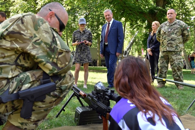 Benkő Tibor honvédelmi miniszter (k) az Ismerkedés a Magyar Honvédség fegyvereivel és eszköztárával, harcászati bemutató, tűzszerész- és kutyás bemutató, hadikonyha című gyermeknapi rendezvényen a Városligetben 2018. május 26-án. MTI Fotó: Máthé Zoltán