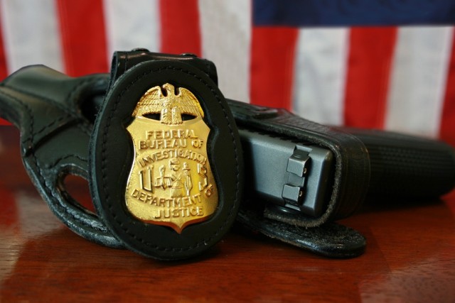 FBI jelvény és fegyver