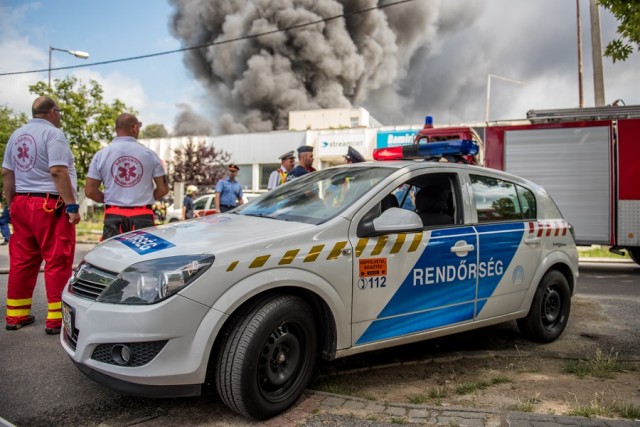 Rendőrök a raktártűz helyszínén