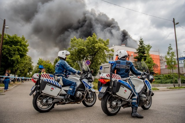 Rendőrök a tűzeset helyszínén