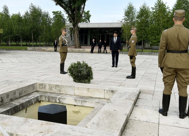 Emléknap - Áder János a Rákoskeresztúri új köztemetőben