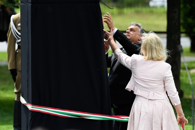 Orbán Viktor miniszterelnök és Menczer Erzsébet, a Szovjetunióban Volt Magyar Politikai Rabok és Kényszermunkások Szervezetének (Szorakész) elnöke felavatja a Gulág-emlékművet Budapesten, a III. kerületi Árpád fejedelem útján 2018. június 19-én. MTI Fotó: Koszticsák Szilárd