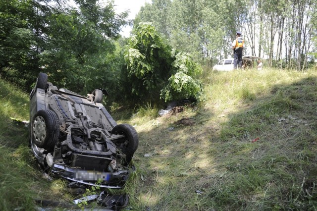 Felborult személyautó a 405-ös út mellett, Újhartyán közelében, ahol a gépjármű árokba hajtott 2018. június 19-én. A balesetben egy ember meghalt, ketten pedig súlyos, életveszélyes sérüléseket szenvedtek. MTI Fotó: Mihádák Zoltán
